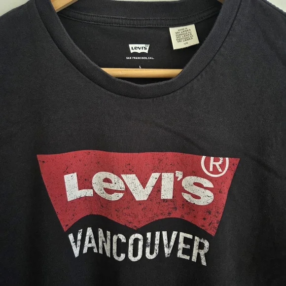 Levi’s Vancouver Logo Graphic T-Shirt | Black Red Batwing Tee | Size Larg - Picture 3 of 5